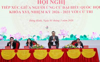 Chủ nhiệm Ủy ban Kiểm tra Trung ương Trần Sỹ Thanh cùng các ứng cử viên đại biểu Quốc hội khóa XVI, thuộc đơn vị bầu cử số 1 tỉnh Lạng Sơn tiếp xúc cử tri vận động bầu cử trực tiếp tại phường Đông Kinh. Ảnh: Văn Đạt - TTXVN
