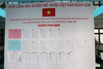 Danh sách cử tri và ứng cử viên đại biểu Quốc hội khóa XVI và đại biểu HĐND các cấp nhiệm kỳ 2026–2031 được niêm yết công khai tại phường Phan Rang (Khánh Hòa). Ảnh: Nguyễn Thành – TTXVN