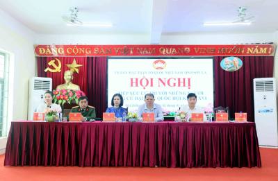 Những người ứng cử đại biểu Quốc hội khóa XVI tiếp xúc cử tri tại đơn vị bầu cử số 2. Ảnh: Quang Quyết - TTXVN