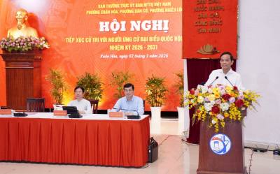 Ủy viên Bộ Chính trị, Bí thư Thành ủy TP. Hồ Chí Minh Trần Lưu Quang trình bày chương trình hành động tại hội nghị tiếp xúc giữa cử tri. Ảnh: Trung Tuyến - TTXVN