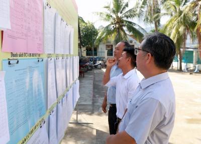 Les électeurs du district de Tay Nha Trang consultent les brèves biographies des candidats à l'Assemblée nationale et aux conseils populaires à tous les niveaux.  Photo VNA : Xuân Triệu