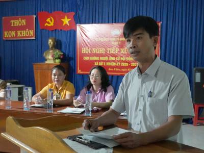 Đại biểu ứng cử Hội đồng nhân dân xã Bờ Y trình bày chương trình hành động trước cử tri thôn Kon Khôn. Ảnh: Dư Toán - TTXVN