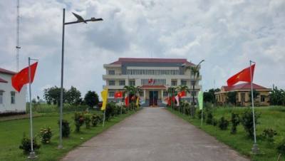 Khu vực Trụ sở Đảng ủy xã Hưng Hội được trang trí treo cờ, băng rôn, khẩu hiệu tuyên truyền bầu cử đại biểu Quốc hội khóa XVI và HĐND các cấp nhiệm kỳ 2026 – 2031. Ảnh: TTXVN phát