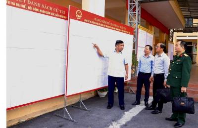 Lãnh đạo HĐND tỉnh Tuyên Quang kiểm tra công tác niêm yết danh sách cử tri tại xã Sủng Máng, yêu cầu rà soát kỹ lưỡng, bảo đảm đầy đủ, chính xác quyền bầu cử của nhân dân. Ảnh: TTXVN phát