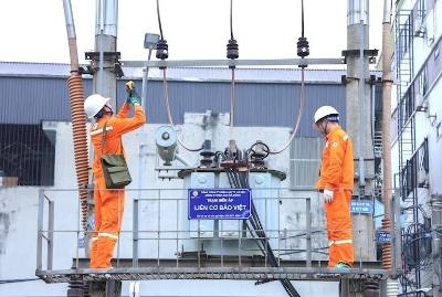 Công nhân EVNHANOI kiểm tra trạm biến áp tại phường Hà Đông, thành phố Hà Nội. Ảnh: TTXVN phát