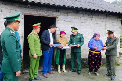 Lực lượng chức năng xã Tùng Vài (tỉnh Tuyên Quang) kiểm tra công tác niêm yết danh sách cử tri, kết hợp tuyên truyền, vận động nhân dân tham gia bầu cử, bảo đảm an ninh trật tự trên địa bàn. Ảnh: Hoàng Chính/TTXVN phát