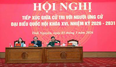 Người ứng cử đại biểu đại biểu quốc hội khóa XVI tỉnh Thái Nguyên tiếp xúc cử tri. Ảnh: Trần Trang-TTXVN 