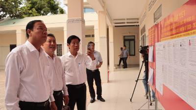 Ông Nguyễn Văn Thọ, Tổ trưởng Tổ công tác số 11, kiểm tra công tác chuẩn bị bầu cử tại điểm bầu cử Quốc hội và HĐND đặt tại trụ sở Ban quản lý Dự án đầu tư xây dựng xã Long Hải, TP. Hồ Chí Minh. Ảnh: Huỳnh Sơn-TTXVN