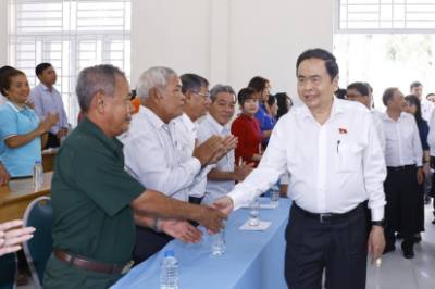 Le président de l'AN, Tran Thanh Man, rencontre les électeurs d'une commune de Nhon Tay.  Photo VNA : Doãn Tấn