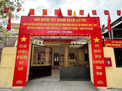 Điểm bỏ phiếu trên địa bàn phường Phú Thượng (Hà Nội) được trang trí đầy đủ cờ Tổ quốc, khẩu hiệu, pano. Ảnh: Nguyễn Thắng - TTXVN