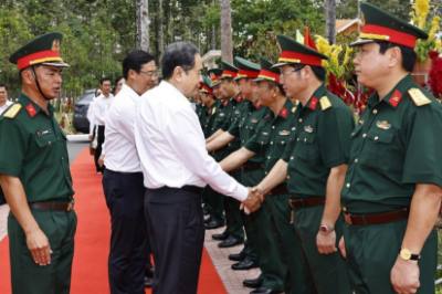 Le président de l'AN, Tran Thanh Man, visite la 9e Division.  Photo VNA : Doãn Tấn