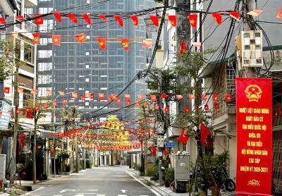 Đường phố trên địa bàn phường Phú Thượng (Hà Nội) nhuộm đỏ sắc cờ Tổ quốc hân hoan hướng về ngày hội non sông. Ảnh: Nguyễn Thắng - TTXVN
