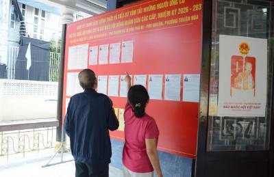 Cử tri đến xem danh sách đại biểu tại khu vực bỏ phiếu số 11 thành phố Huế. Ảnh: Văn Dũng-TTXVN