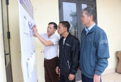 Cử tri phường Tam Sơn, tỉnh Bắc Ninh tìm hiểu danh sách cử tri bầu cử. Ảnh: Thanh Thương - TTXVN