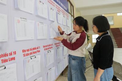 Cử tri phường Tam Sơn, tỉnh Bắc Ninh tìm hiểu danh sách cử tri bầu cử. Ảnh: Thanh Thương- TTXVN