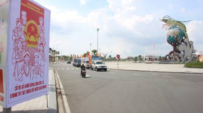 Xung quang khu vực Quảng trường Phan Ngọc Hiển được lắp đầy hình ảnh cổ động đầy màu sắc sinh động về bầu cử. Ảnh: Chanh Đa-TTXVN
