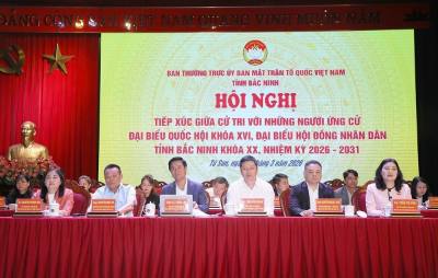 Các ứng cử viên đại biểu Quốc hội khóa XVI và đại biểu HĐND tỉnh khóa XX chụp ảnh lưu niệm với cử tri phường Từ Sơn và phường Phù Khê, tỉnh Bắc Ninh. Ảnh: Thái Hùng - TTXVN