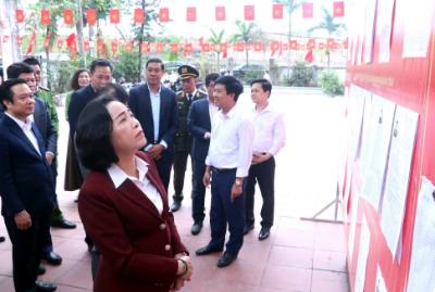 Phó Chủ tịch Quốc hội Nguyễn Thị Thanh kiểm tra công tác bầu cử tại Tổ dân phố Xích Đằng, phường Sơn Nam, tỉnh Hưng Yên. Ảnh: Đinh Văn Nhiều-TTXVN