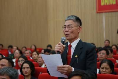 Cử tri phường Đồ Sơn phát biểu tại buổi tiếp xúc. Ảnh: Minh Thu- TTXVN