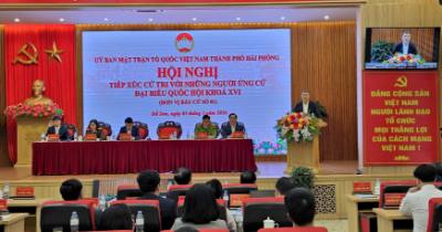 Cử tri Hải Phòng tiếp xúc với những người ứng cử Đại biểu Quốc hội Khóa XVI theo hình thức trực tiếp và trực tuyến. Ảnh: Minh Thu- TTXVN