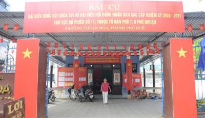 Au bureau de vote n°11, les préparatifs sont pratiquement terminés.  Photo VNA : Văn Dũng