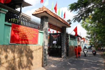 La société Binh Chanh Power a mobilisé l'ensemble de son personnel et a installé quatre générateurs mobiles répartis dans sept équipes de secours dans les bureaux de vote de la commune de Binh Hung.  Photo VNA : Thanh Vũ