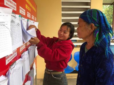 Người dân xã miền núi Hướng Hiệp (Quảng Trị) theo dõi danh sách cử tri. Ảnh: Thanh Thuỷ - TTXVN