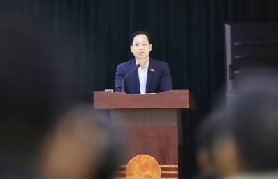 Ủy viên Trung ương Đảng, Bí thư Tỉnh uỷ, Trưởng Đoàn đại biểu Quốc hội tỉnh Sơn La Hoàng Văn Nghiệm ứng viên đại biểu Quốc hội khóa XVI, tiếp xúc cử tri tại xã Ngọc Chiến thuộc đơn vị bầu cử số 1. Ảnh: Trọng Đạt-TTXVN