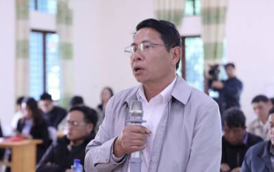 Cử tri Lường Văn Hoa, Bí thư chi bộ kiêm Trưởng bản Phày, xã Ngọc Chiến, phát biểu ý kiến tại hội nghị. Ảnh: Trọng Đạt-TTXVN