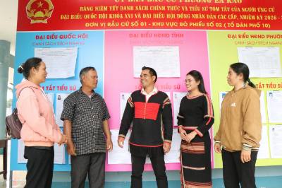 Các ứng cử viên đại biểu Quốc hội trao đổi tâm tư, nguyện vọng với nhân dân. Ảnh: Nguyên Dung – TTXVN