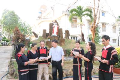 Linh mục Nguyễn Văn Khoa, Phụ tá Giáo xứ Duy Hòa thuộc Giáo phận Buôn Ma Thuột tuyên truyền để giáo dân nhận thức rõ ý nghĩa, tầm quan trọng của ngày bầu cử. Ảnh: Nguyên Dung – TTXVN