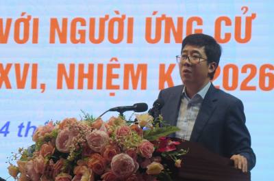 Ông Nguyễn Thành Trung, Ủy viên chuyên trách Ủy ban Tài chính - Ngân sách của Quốc hội, ứng cử viên đại biểu Quốc hội khóa XVI tại đơn vị bầu cử số 4 tỉnh Lào Cai trình bày chương trình hành động. Ảnh: Hương Thu - TTXVN