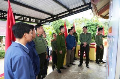 Thiếu tướng Nguyễn Thanh Tuấn (thứ 2 từ phải qua trái), Giám đốc Công an thành phố Huế kiểm tra công tác bảo đảm an ninh trật tự tại khu vực bỏ phiếu thuộc xã Nam Đông. Ảnh: TTXVN phát