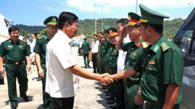 Bí thư Tỉnh ủy An Giang Nguyễn Tiến Hải với các đơn vị lực lượng vũ trang đóng trên địa bàn đặc khu Thổ Châu. Ảnh: Văn Sĩ - TTXVN