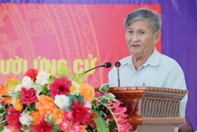 Cử tri Huỳnh Hữu Hiệp phát biểu. Ảnh: Văn Sĩ - TTXVN