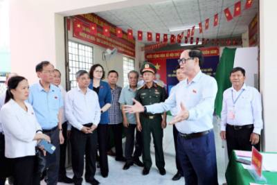 Thượng tướng Trần Quang Phương, Ủy viên BCH Trung ương Đảng, Phó Chủ tịch Quốc hội kiểm tra, giám sát công tác bầu cử tại Hội đồng Bầu cử xã Nhơn Ái. Ảnh: TTXVN phát