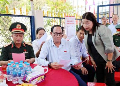 Thượng tướng Trần Quang Phương, Ủy viên BCH Trung ương Đảng, Phó Chủ tịch Quốc hội kiểm tra, giám sát công tác bầu cử tại Hội đồng Bầu cử xã Nhơn Ái. Ảnh: TTXVN phát