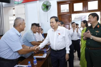Le président de l'AN, Tran Thanh Man, rencontre les électeurs de la commune de Ba Diem.  Photo VNA : Doãn Tấn