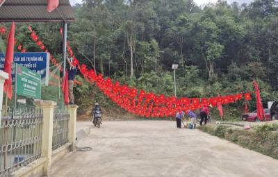 Des drapeaux nationaux, des banderoles et des slogans électoraux ont été affichés bien en évidence, apportant un esprit de fête aux communautés frontalières des montagnes.  Photo VNA : Quý Trung