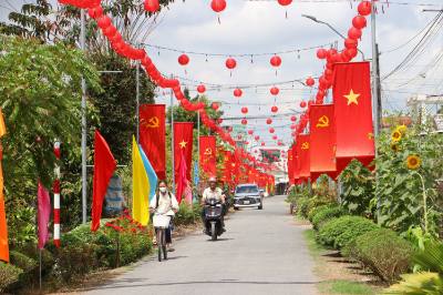 Les routes rurales de la commune de Tra Con sont décorées pour accueillir le jour du scrutin.  Photo VNA : Thanh Hòa