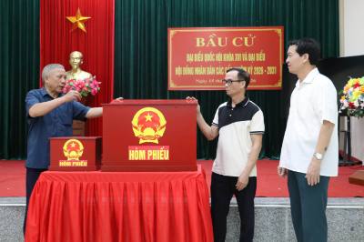 Tổ bầu cử khu vực bỏ phiếu số 1, xã Gia Viễn, tỉnh Ninh Bình, kiểm tra cơ sở vật chất tại khu vực bỏ phiếu. Ảnh: Thùy Dung - TTXVN