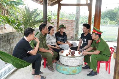 Công an xã Bố Trạch (Quảng Trị) và lực lượng an ninh cơ sở tuyên truyền về ngày hội bầu cử đến mọi người dân. Ảnh: Tá Chuyên - TTXVN