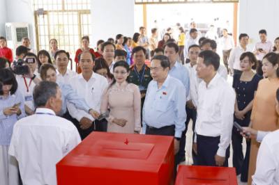 Chủ tịch Quốc hội Trần Thanh Mẫn khảo sát thực tế tại đơn vị bầu cử số 4, khu vực bỏ phiếu số 17 – phường Tân Triều, tỉnh Đồng Nai. Ảnh: Doãn Tấn - TTXVN