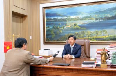 Ông Y Thanh Hà Niê Kđăm, Trưởng đoàn Đại biểu Quốc hội, Bí thư Tỉnh ủy Lâm Đồng trả lời phỏng vấn của phóng viên TTXVN. Ảnh: Nguyễn Dũng- TTXVN