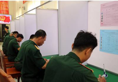 Các chiến sĩ Lữ đoàn Đặc công nước 5 thực hiện chọn người ứng cử đại biểu Quốc hội khóa XVI và HĐND các cấp nhiệm kỳ 2026 - 2031. Ảnh: Công Thử - TTXVN