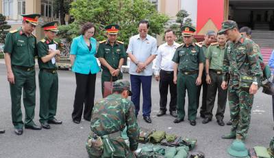 Đồng chí Trần Quang Phương, Phó Chủ tịch Quốc hội, Ủy viên Hội đồng Bầu cử quốc gia, Trưởng Tiểu ban bảo đảm an ninh, trật tự và an toàn xã hội thuộc Hội đồng Bầu cử quốc gia kiểm tra công tác sẵn sàng chiến đấu, bảo đảm an ninh, trật tự dịp bầu cử tại Bộ Chỉ huy Quân sự thành phố. Ảnh: Hồng Thái - TTXVN