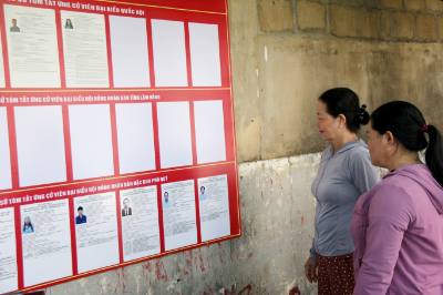 Người dân tại đặc khu Phú Quý theo dõi danh sách đại biểu ứng cử Quốc hội khóa XVI và đại biểu HĐND  các cấp. Ảnh: Nguyễn Thanh - TTXVN