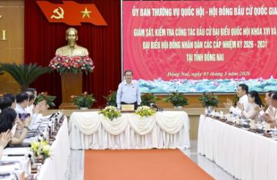 Le président de l'Assemblée nationale, Tran Thanh Man, effectue une inspection sur le terrain au bureau de vote n°17 ​​du quartier Tan Trieu, province de Dong Nai.  Photo VNA : Doán Tấn