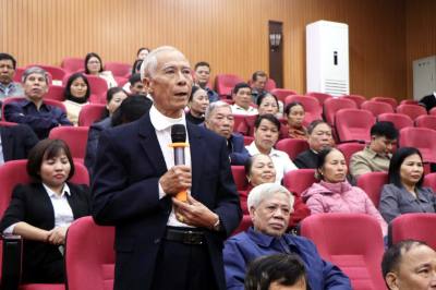 Cử tri các xã, phường bày tỏ sự tin tưởng, đánh giá cao trình độ, năng lực, kinh nghiệm công tác cũng như tinh thần trách nhiệm và chương trình hành động tâm huyết của các ứng cử viên. Ảnh: Nguyễn Văn Cảnh-TTXVN

