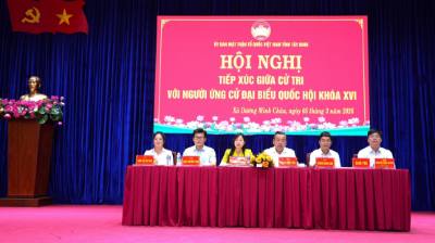 5 người ứng cử đại biểu Quốc hội khóa XVI tại đơn vị bầu cử số 5 của tỉnh Tây Ninh tại hội nghị. Ảnh: Minh Phú – TTXVN